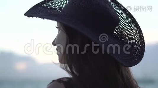 海滩上美丽的孤独女孩视频