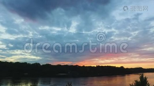 美丽的日落景色在干净的河流表面反射，放松自然视频