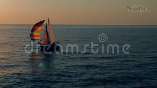傍晚阳光下海上帆船，豪华夏日冒险，积极度假视频