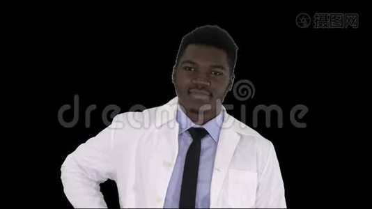 美国黑人医生，提供鼻喷剂，阿尔法频道视频