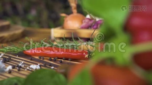 在蔬菜背景上特写红辣椒，草本调料.. 意大利菜的新鲜蔬菜和香料视频