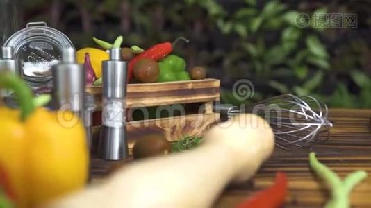 追踪木桌上的蔬菜背景。 为意大利食品准备准备准备新鲜蔬菜。 食欲视频