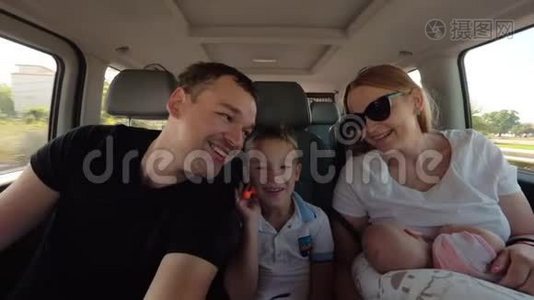 快乐的父母带着大儿子和小女儿开车旅行视频