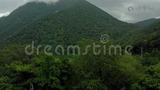 公路在山上。 空中录像视频