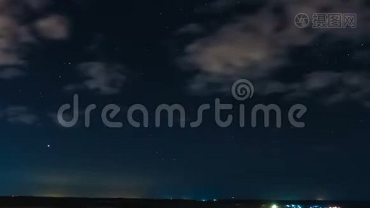 夜晚的时光流逝，星空，夜空中星星的移动视频