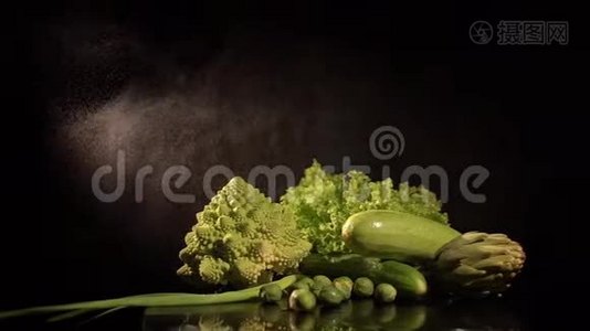 烹饪细节。 黑暗厨房里的绿色和红色新鲜蔬菜被隔离了视频