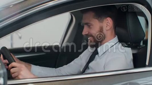 销售经理把钥匙交给坐在车里的人。视频