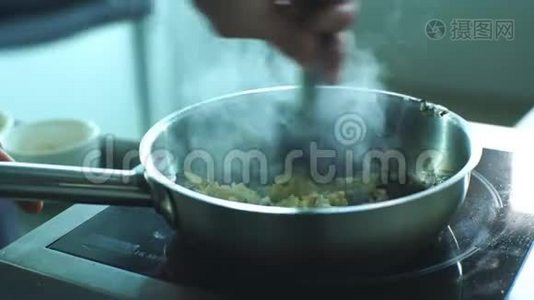 厨师在锅里搅动蔬菜视频