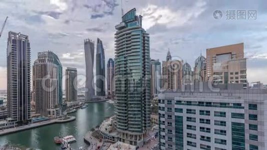 迪拜海滨住宅和办公室摩天大楼的空中景观，白天到晚上都是海滨视频