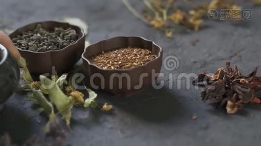 药材配制使用.. 餐桌上的药用植物.. 女人用灰泥揉药用植物视频