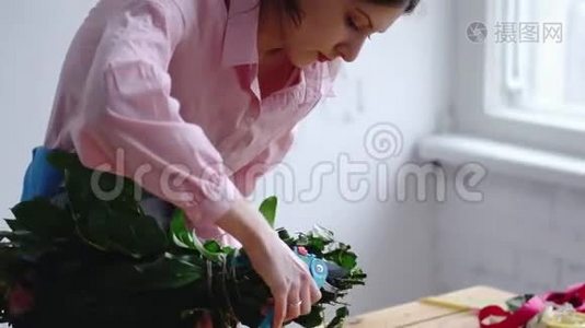 专业花艺师，花店剪花茎.. 花卉、手工制作和小企业概念视频