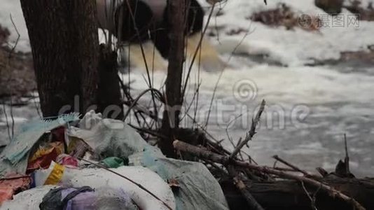 春天森林里的有机和塑料垃圾。 生态灾难。 环境破坏视频
