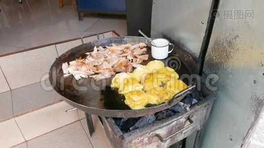 厄瓜多尔基多猪肉炖和烤土豆派视频