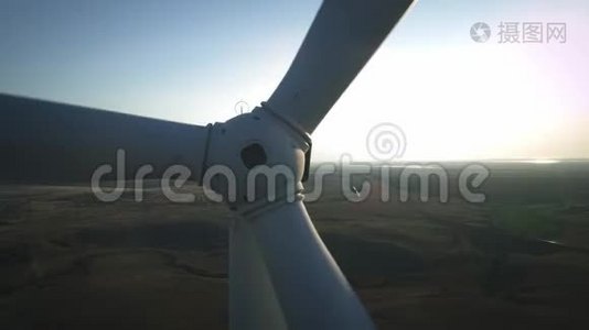 关闭风力涡轮机。 高空俯视风力涡轮机，位于白色现代风力涡轮机建筑之上视频