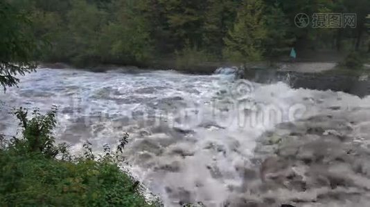 白天河水泛滥视频