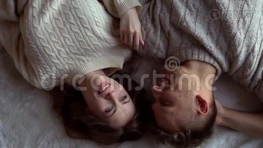 一对年轻夫妇在家一起冬概念躺着说话视频