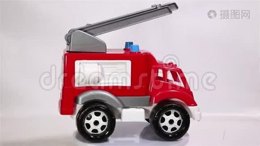 红色玩具消防车秤模型车在白色背景上旋转。视频