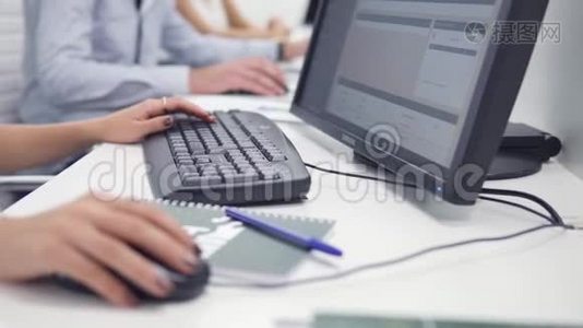 商务、人员、技术和编程概念-办公室电脑键盘上的近距离打字视频