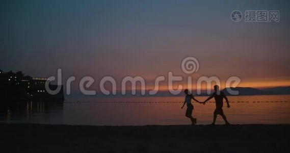夕阳下的爱情故事。 男人和女人在湖边散步很有趣视频