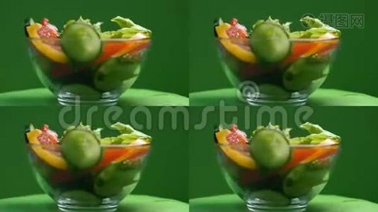 玻璃碗中的蔬菜沙拉旋转，素食，美味的开胃菜，饮食视频
