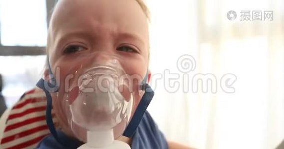 婴儿在雾化面罩中哭泣视频
