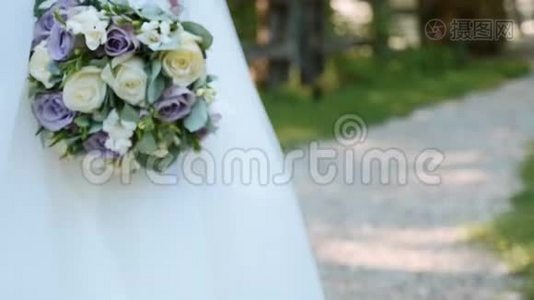 新娘的花束。 新娘走着，手里拿着一束花。视频