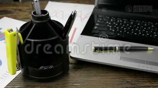 滑块射击，特写桌面，笔记本电脑，笔和眼镜。视频