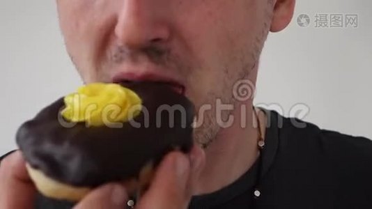吃甜甜圈的男人视频