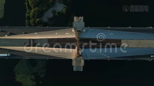 空中无人机镜头。 日落时在基辅南桥上俯视视频