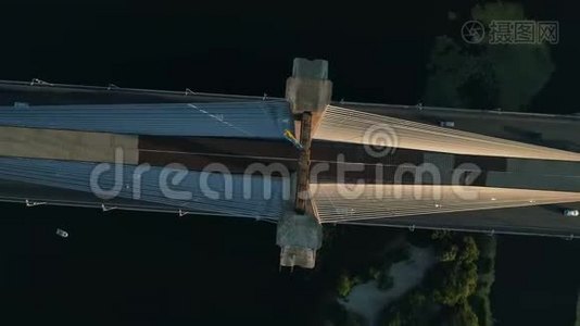 空中无人机镜头。 日落时在基辅南桥上俯视视频