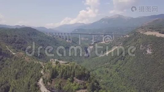 意大利莱诺·卡斯特洛山谷的4k平底飞机，山顶桥视频