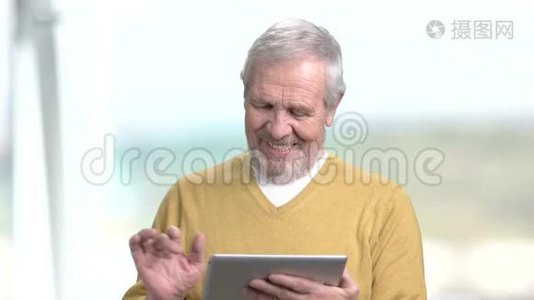 有趣的老人与个人电脑平板电脑。视频