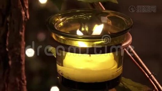 一支点燃的蜡烛在寺庙的绿色碗里慢慢燃烧视频