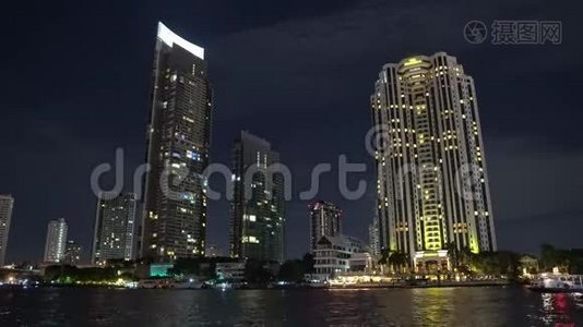 商务中心夜间，河岸高层建筑.. 摩天大楼视频