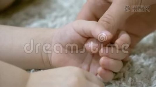妈妈牵着小宝宝的手。 母婴护理幼儿.. 特写视频