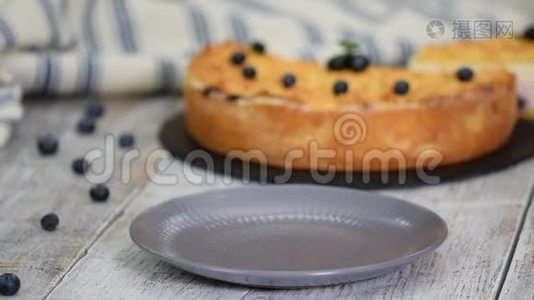 盘子里放着蓝莓芝士蛋糕。视频