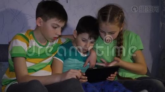 兄弟姐妹玩平板电脑视频
