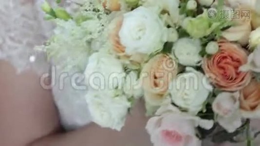 新娘手中捧着一束五颜六色的玫瑰视频