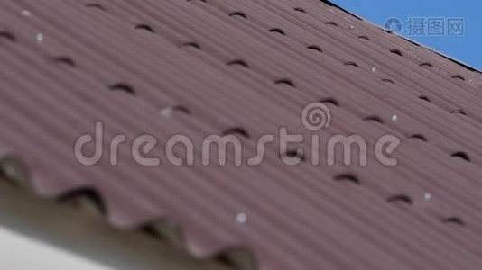 屋顶有灰色的屋顶瓦，晴朗的蓝天，阳光明媚的日子里有一些云，瓷砖屋顶背景，纹理视频