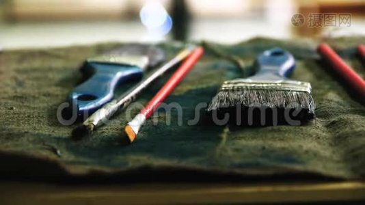 艺术家`的画笔躺在桌子上，艺术家的工作工具视频