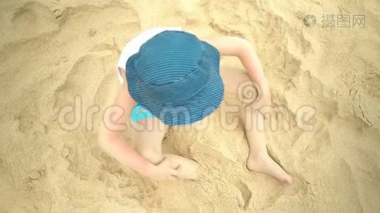 夏天，可爱的男孩在热带海滩的沙滩上玩耍。视频