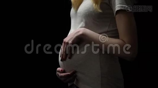 孕妇抚摸自己的肚子，快乐的母性和期待的概念视频