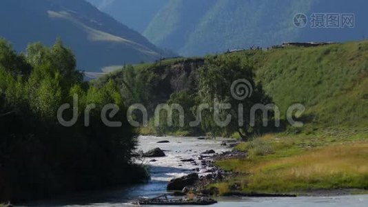 美丽的日落上的山湖库切尔拉和山脉。 西伯利亚阿尔泰共和国Belukha国家公园视频