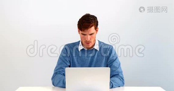 男子使用笔记本电脑，白色背景4k视频