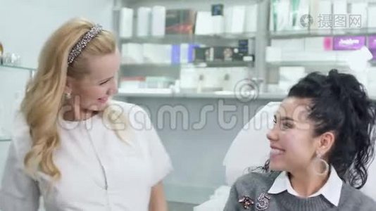 美容师用大注射器吓唬病人视频