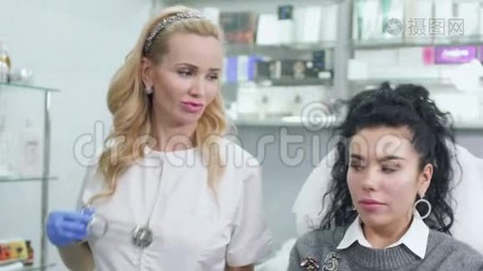 美容师用大注射器吓唬病人视频