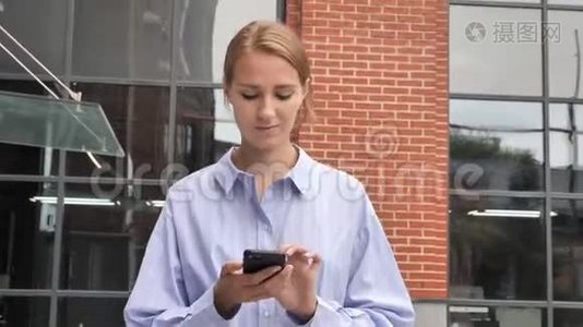 在街上忙着使用智能手机的步行妇女视频