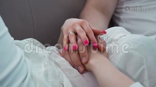 幸福的已婚生活方式夫妇温柔的在一起视频