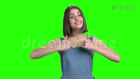 年轻女子竖起两个大拇指。视频
