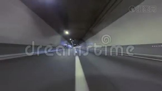 在空隧道快速行驶。 车辆射击视频